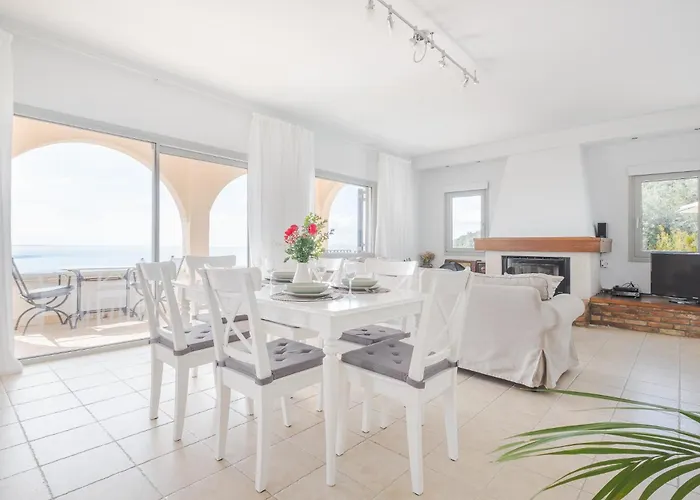 Lookout - Family Friendly - Views Above Kalami Villa Viggla